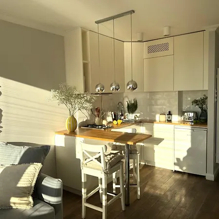 Center On Marszalkowska Street With Perfect View By P&m Daire
